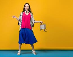 vrouw poseren in elegant zomer mode en zak kleurrijk humeur foto