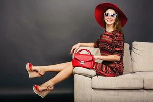 vrouw poseren met elegant schoenen zomer mode en zak foto