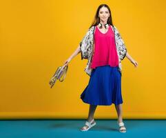 vrouw poseren in elegant zomer mode en zak kleurrijk humeur foto