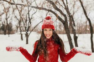 glimlachen vrouw hebben pret in winter park foto