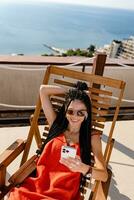 elegant mooi vrouw met Afrikaanse vlechtjes Aan zonnig zomer vakantie foto