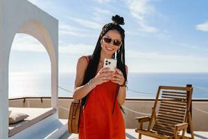 elegant mooi vrouw met Afrikaanse vlechtjes Aan zonnig zomer vakantie foto