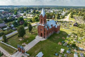 antenne visie over- Katholiek kerk in platteland foto