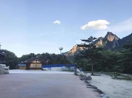 Aziatisch huis van de tempel in het nationale park van Seoraksan. Zuid-Korea foto