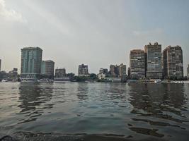 grote gebouwen aan de kust van de rivier de Nijl. Caïro stad, Egypte foto