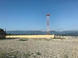 adler stad rusland het strand bij de grens van rusland en abchazië foto