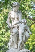 Dresden, Duitsland - standbeeld van Venus snijdend Vleugels naar een engel in de inwoner weide park gebeld burgerwiese. stadsgezicht van de downtown Bij zonnig voorjaar dag en blauw lucht. foto
