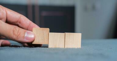 hand- Holding houten Dobbelsteen geschikt voor maken infographics. foto