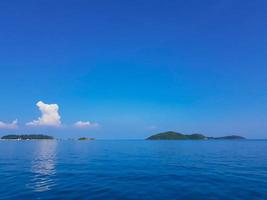 blauwe lucht en water met eilanden foto