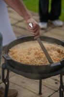 het proces van het koken van pilaf. nationaal gerecht uit de oosterse keuken. foto