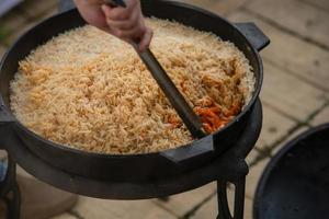 het proces van het koken van pilaf. nationaal gerecht uit de oosterse keuken. foto