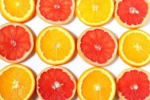mooie vers gesneden gemengde citrusvruchten zoals achtergrond, concept van gezond eten, dieet foto
