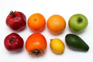 exotische vruchten van verschillende kleuren isoleren. foto