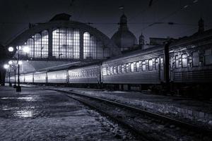 nachttrein op het treinstation foto