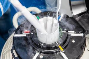 vloeibare stikstof cryogene tank bij life sciences laboratorium foto