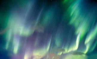 aurora borealis, noorderlicht wervelt met ster aan de nachtelijke hemel foto