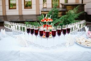 huwelijksglazen voor wijn en champagne van kristal foto