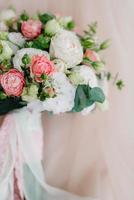 elegant bruidsboeket van verse natuurlijke bloemen foto