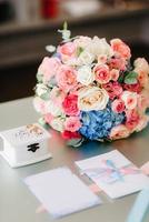 elegant bruidsboeket van verse natuurlijke bloemen foto