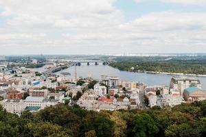 landschap van de stad Kiev vanaf een hoog punt in het kader van de rivier foto