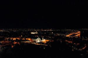 nachtlandschap van de stad Kiev gloeit van licht foto