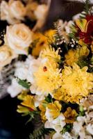 boeket van zachtroze rozen en gele madeliefjes in decor