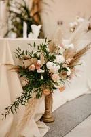 elegante huwelijksdecoraties gemaakt van natuurlijke bloemen en groene elementen foto
