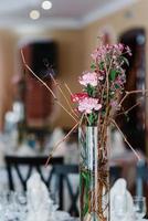 elegante huwelijksdecoraties gemaakt van natuurlijke bloemen foto