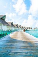 tropisch Maldiven resorthotel en eiland met strand en zee voor vakantievakantieconcept - verhoog de kleurverwerkingsstijl foto