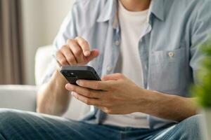 Mens gebruik makend van smartphone typen, chatten gesprek, aan het kijken video leven streamen. sociaal netwerk, technologie concept foto