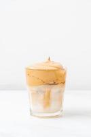 iced dalgona coffee, een trendy luchtige romige slagroomkoffie foto