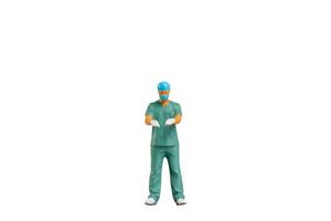 miniatuur mensen jong dokter in scrubs geïsoleerd Aan wit achtergrond met knipsel pad foto