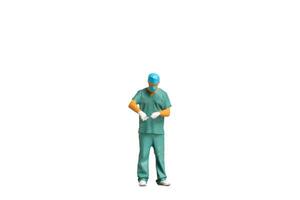 miniatuur mensen jong dokter in scrubs geïsoleerd Aan wit achtergrond met knipsel pad foto