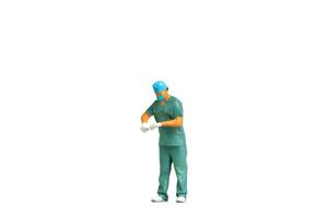miniatuur mensen jong dokter in scrubs geïsoleerd Aan wit achtergrond met knipsel pad foto