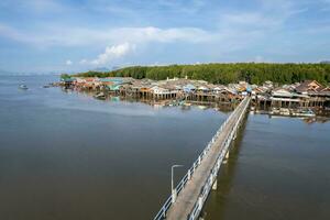 antenne visie van knal phat dorp is de eco-vissen dorp Bij phang nee, Thailand foto