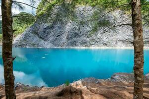 blauw meer met pijnboom bomen Bij phang nee, Thailand foto