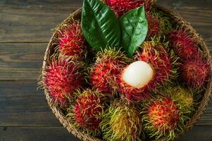 ramboetan fruit Aan houten tafel foto