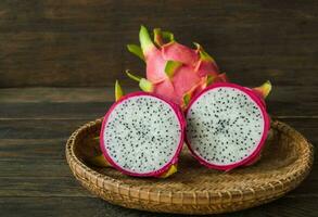 draak fruit Aan een houten tafel foto