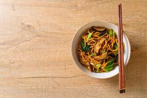 yakisoba noedels geroerbakt met groente - veganistisch en vegetarisch eten foto