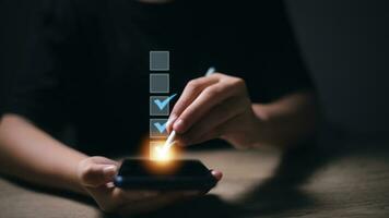 onderneemsters gebruik pennen naar Kruis aan de correct teken Mark in de checkbox voor de kwaliteit document controle checklist en de bedrijf keurt goed de project concept. foto