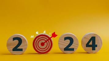 2024 doelen van bedrijf of leven. houten cirkels met 2024 en doel pictogrammen. beginnend naar nieuw jaar. bedrijf gemeenschappelijk doelen voor planning nieuw projecten, jaar- plannen, bedrijf doelwit prestatie foto