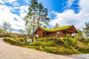 noorse houten hutten huisjes in het natuurlandschap nissedal noorwegen.