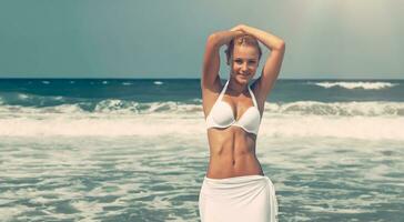 mooie vrouw op het strand foto