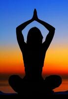 yoga vrouw over- zonsondergang foto