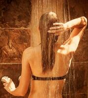 schattig vrouw nemen douche foto