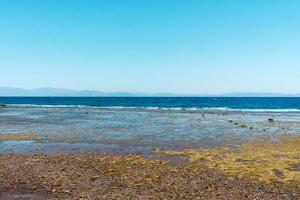 zeegezicht uitzicht vanaf dahab sina egypte landschap zee en bergen foto