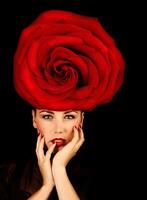 vrouw met rood roos hoed foto