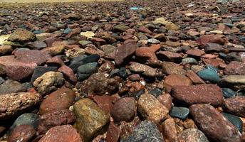 steen structuurpatroon op strand rode zee dahab egypte foto