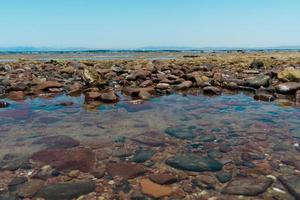 zeegezicht uitzicht vanaf dahab sina egypte landschap zee en bergen foto