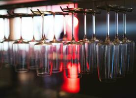 leeg schoon glas bril voor alcoholisch drankjes in een restaurant Aan een bar teller foto